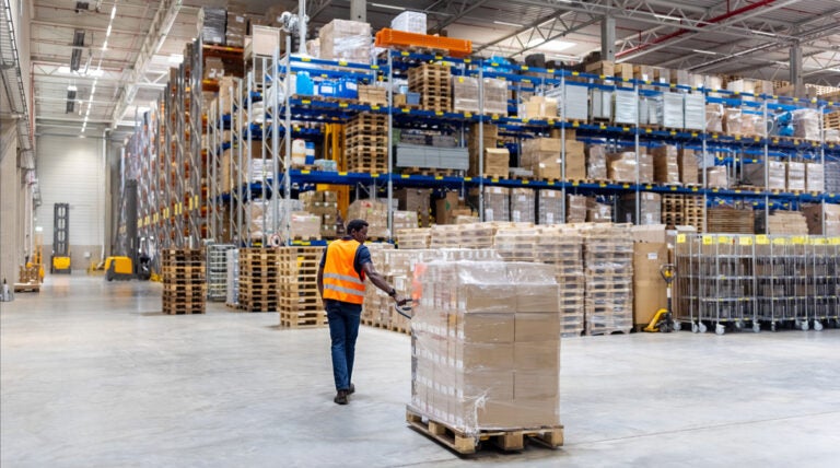  Overcoming the Challenges in Warehouse Automation-featured